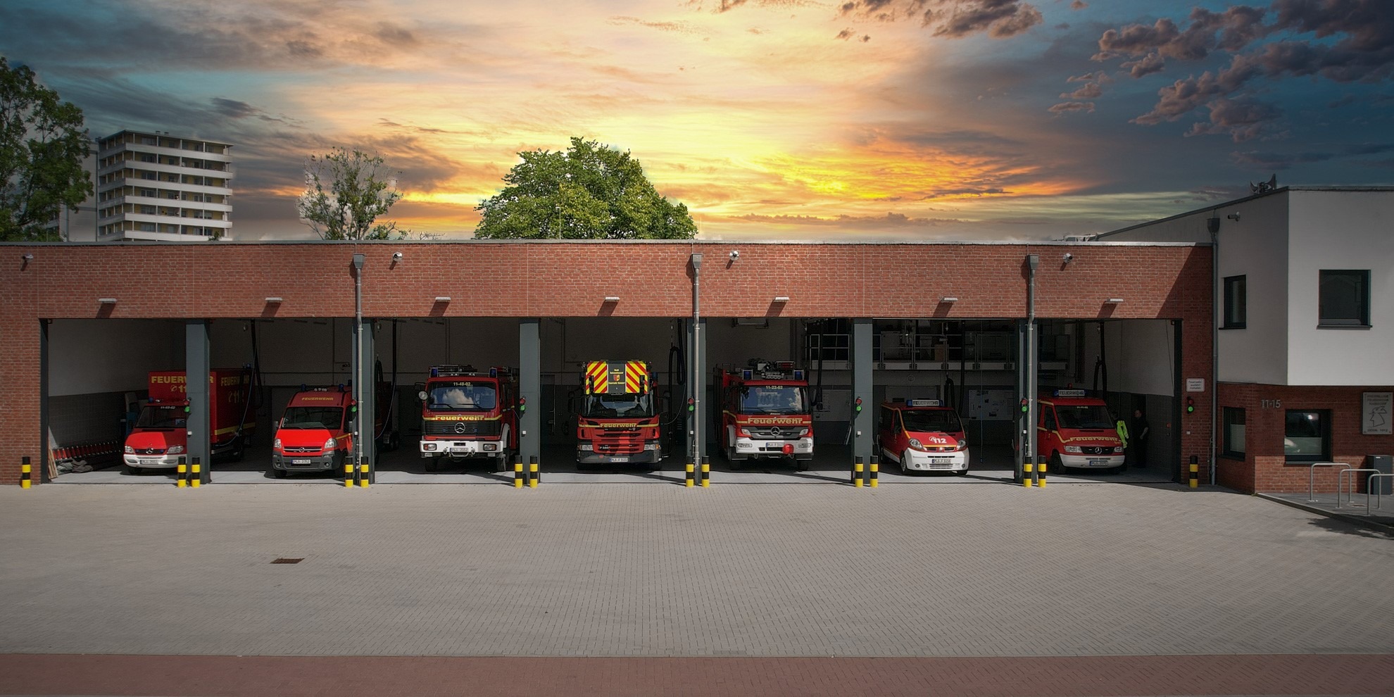 Feuerwache mit Einsatzfahrzeugen – Alarmanlage für Feuerwehrgebäude