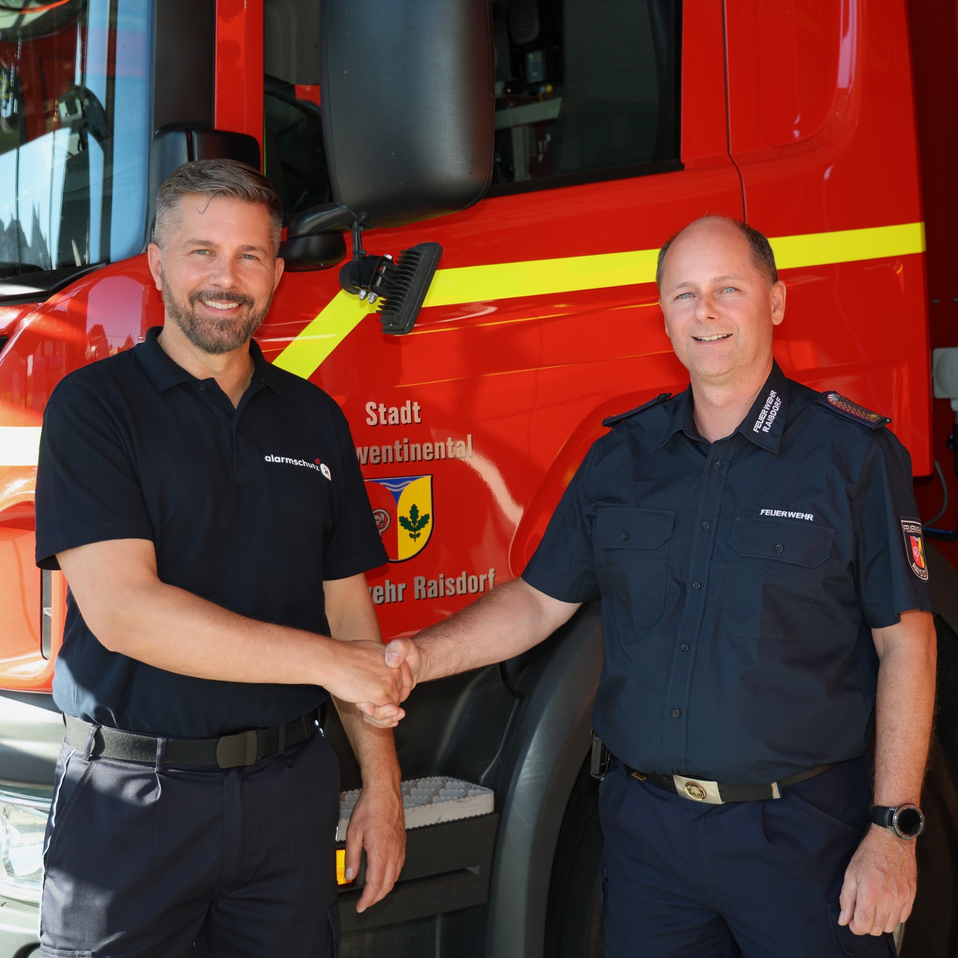 Alarmschutz24 Geschäftsführer im Gespräch mit der Feuerwehr Raisdorf