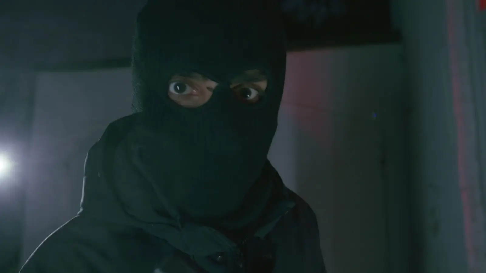 Szene aus dem Alarmschutz24-Werbespot: Einbrecher im Dunkeln